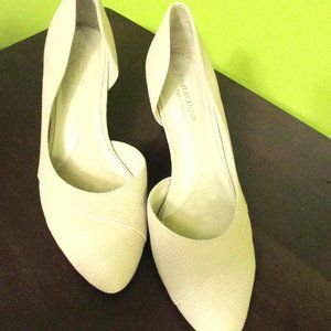 Closed toed heeled shoes